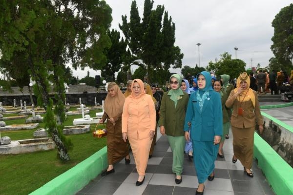 Pj Ketua TP PKK Sumut Ziarahi Makam Pahlawan, serahkan Bantuan kepada para Ibu Penyandang Disabilitas dan PKL